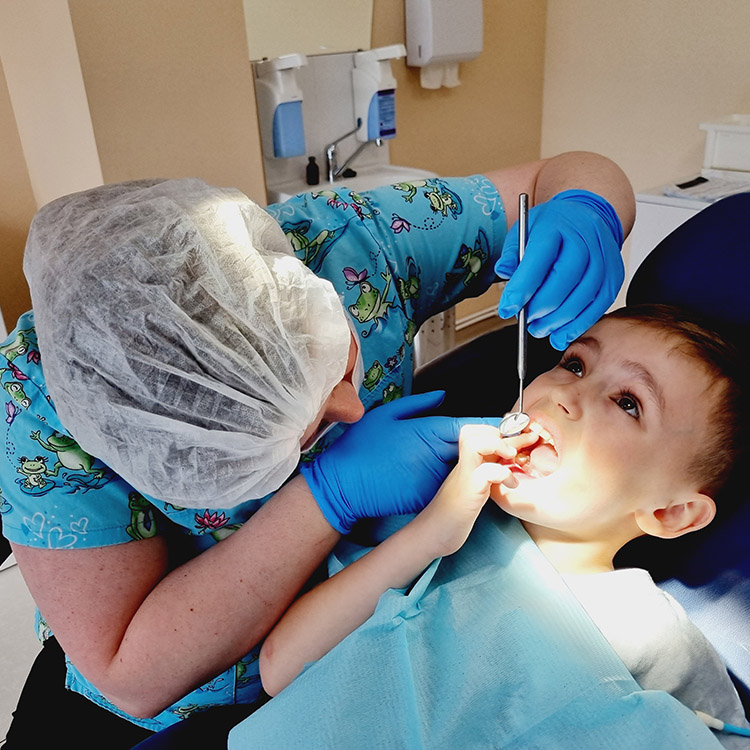 Зачем ребенку лечить молочные зубы? Ведь они скоро выпадут!