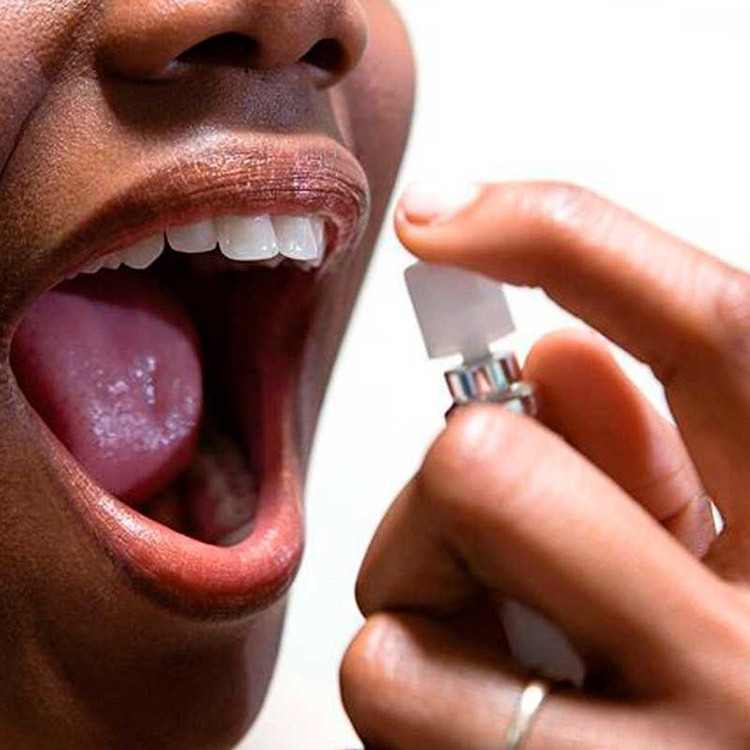Неприятный запах изо рта: стоматологические причины?