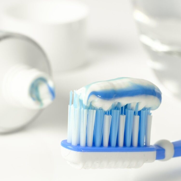 Как правильно чистить зубы детям и взрослым?