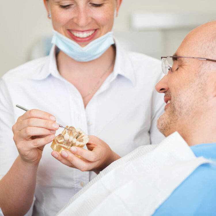 Съемное или несъемное протезирование зубов? Что выбрать?