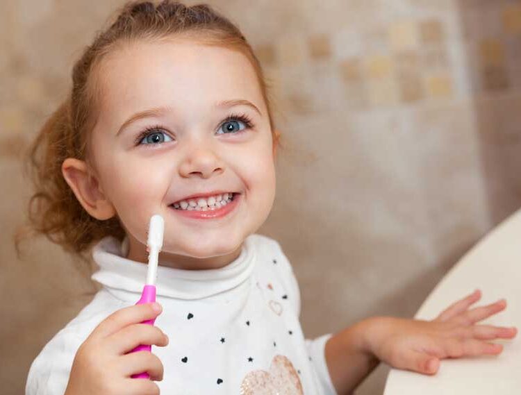 Обычная или электрическая детская зубная щетка?