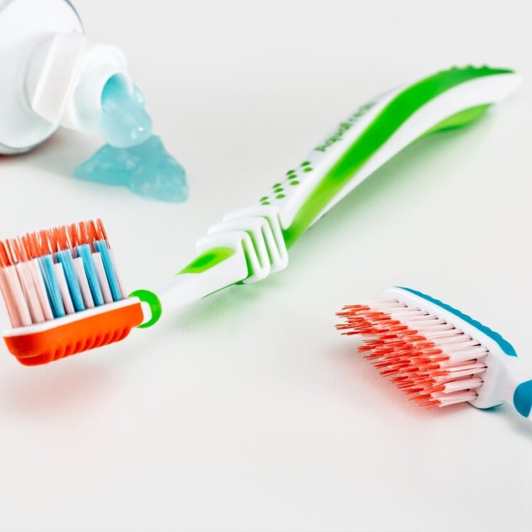 4 причины регулярно менять зубную щетку!